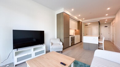 1342 Johnston Rd in White Rock, BC - Building Photo - Building Photo