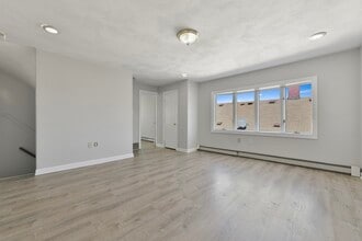 10 Howell Ct in Chelsea, MA - Foto de edificio - Building Photo