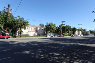 Ashwood Court Apartments in Northridge, CA - Building Photo - Building Photo