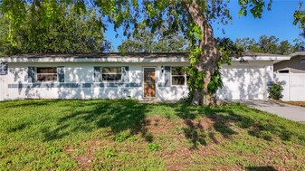 1590 Havana Dr in Clearwater, FL - Building Photo