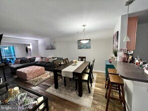 10300 Appalachian Cir-Unit -7-202 in Oakton, VA - Building Photo - Building Photo
