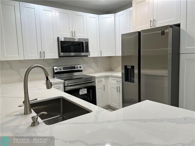 4602 SW 160th Ave in Miramar, FL - Building Photo - Building Photo