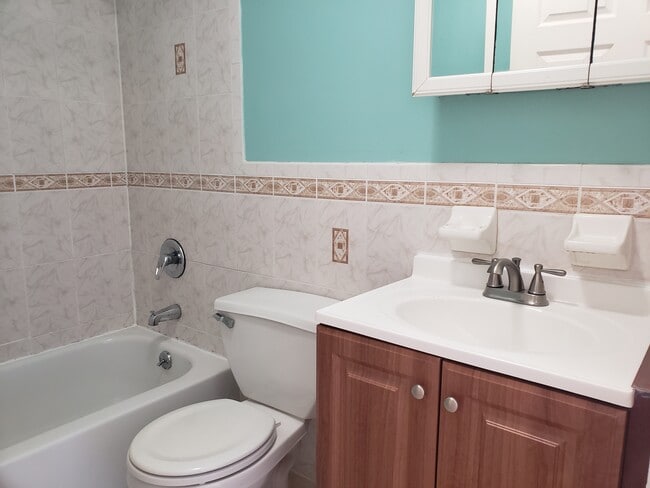 176 Beach 97th St, Unit steps to the ocean in Far Rockaway, NY - Foto de edificio - Building Photo