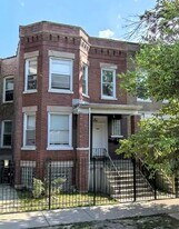 4827 W Van Buren St in Chicago, IL - Building Photo