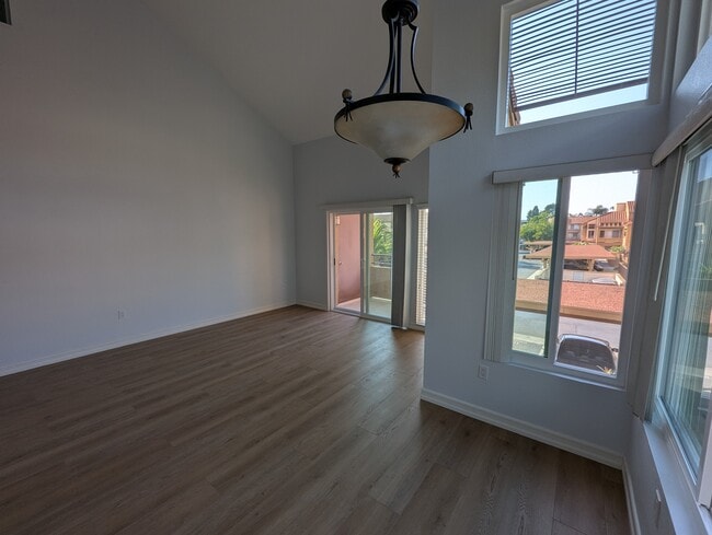 15377 Maturin Dr, Unit 207 in San Diego, CA - Foto de edificio - Building Photo