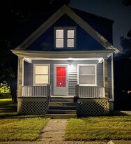 21 Bellevue St, Unit Bellevue Lower Unit in Pontiac, MI - Building Photo