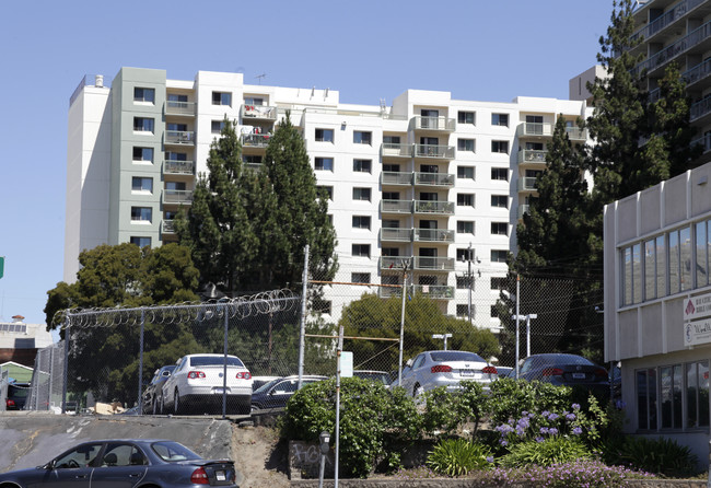 Valdez Plaza in Oakland, CA - Foto de edificio - Building Photo