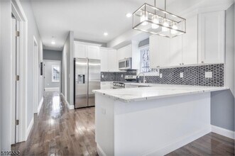 911 Monroe Ave in Elizabeth, NJ - Foto de edificio - Building Photo