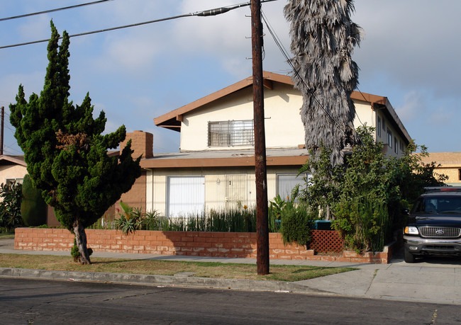 211 N Inglewood Ave in Inglewood, CA - Building Photo - Building Photo