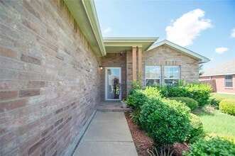 719 Daughters Dr in Burleson, TX - Foto de edificio - Building Photo