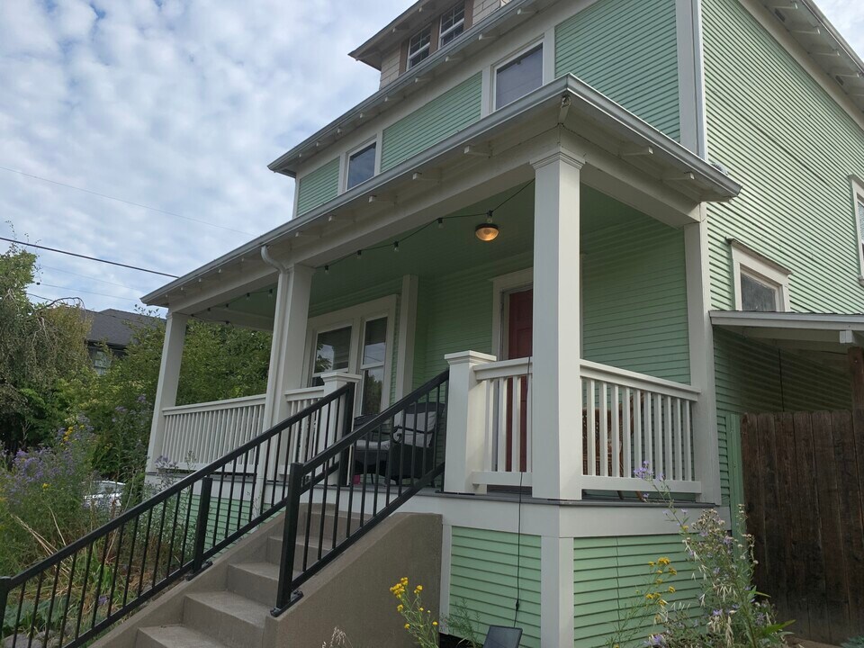204 SE 24th Ave in Portland, OR - Building Photo