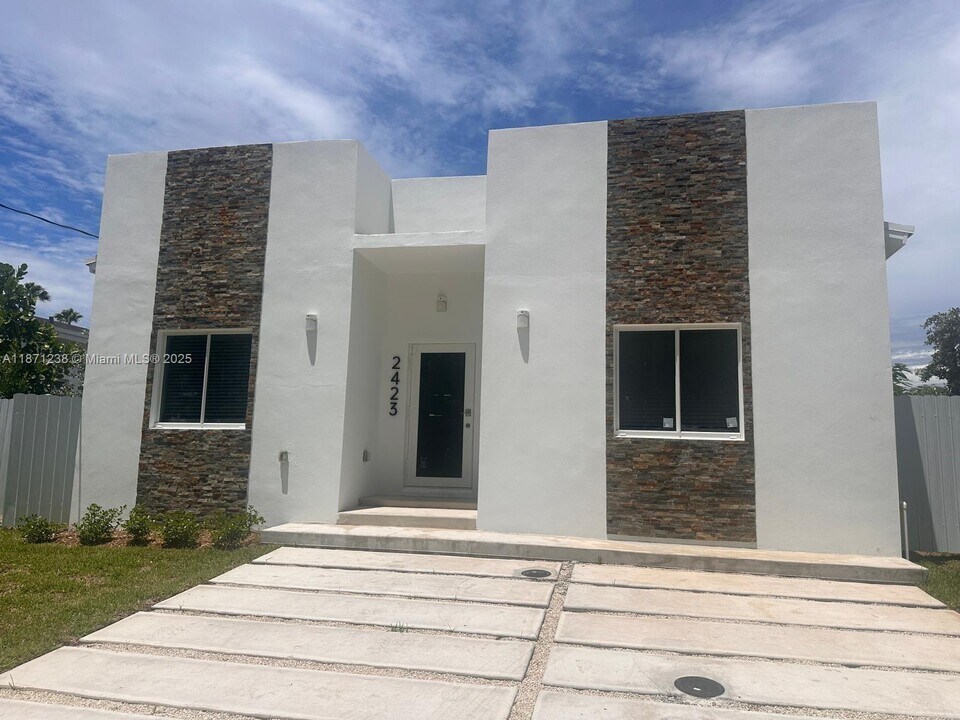 2423 NW 23rd Ln in Fort Lauderdale, FL - Building Photo