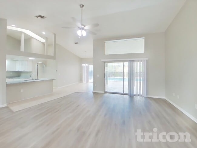 6145 Golddust Rd in Spring Hill, FL - Foto de edificio - Building Photo