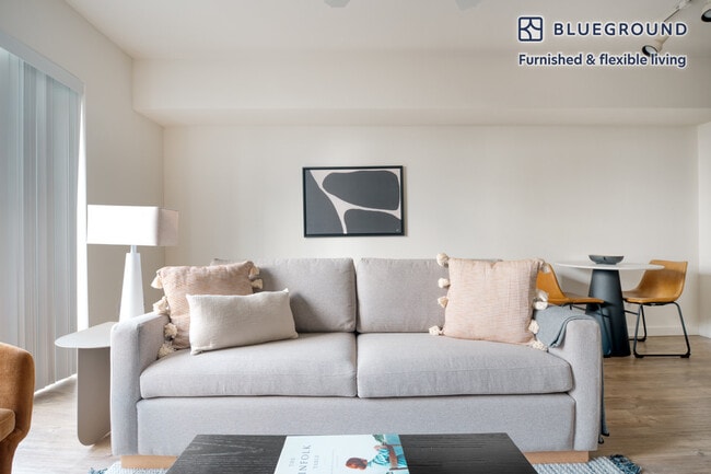 362 Bellevue Way NE-Unit -FL2-ID319 in Bellevue, WA - Foto de edificio - Building Photo