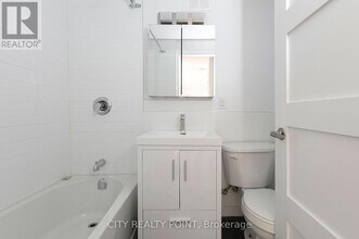 95-495 Lawton Blvd in Toronto, ON - Building Photo - Building Photo