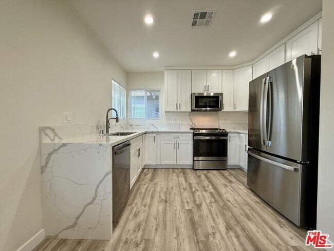 5248 Whitsett Ave in Los Angeles, CA - Building Photo - Building Photo