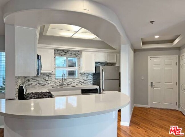 12712 Moorpark St-Unit -107 in Los Angeles, CA - Building Photo - Building Photo