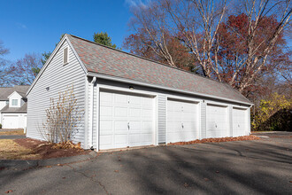 Sheltered Ponds in Plainville, CT - Foto de edificio - Building Photo