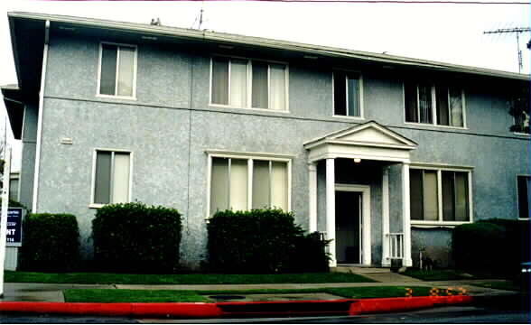 1695 E Wardlow Rd Apartments in Long Beach, CA - Building Photo - Building Photo