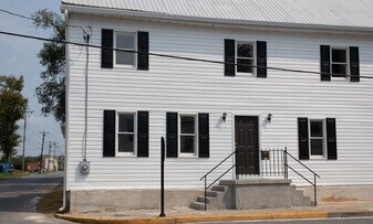 219 N Lawrence St in Charles Town, WV - Building Photo