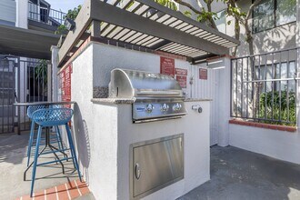 Independence Plaza Apartment Homes in Canoga Park, CA - Foto de edificio - Building Photo