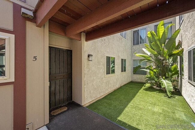 5482 Adobe Falls Rd in San Diego, CA - Building Photo - Building Photo