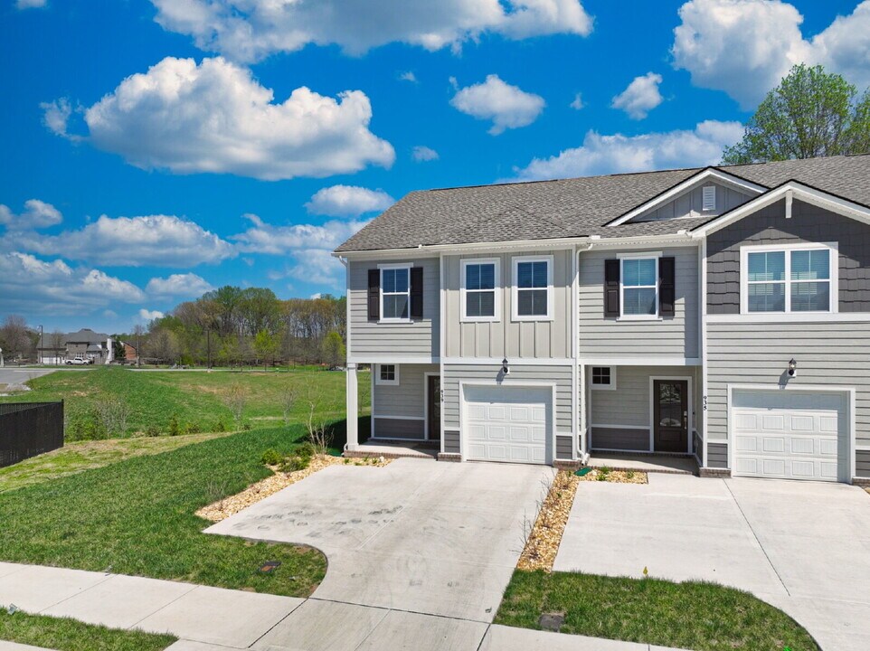 939 Olympic Ct in White House, TN - Building Photo