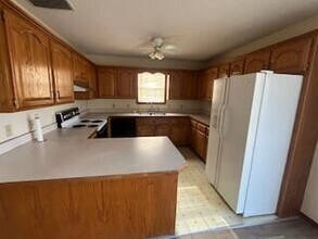1402 Sunshine Dr in Neosho, MO - Building Photo - Building Photo