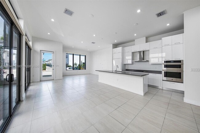 8120 NW 43rd St in Doral, FL - Building Photo - Building Photo