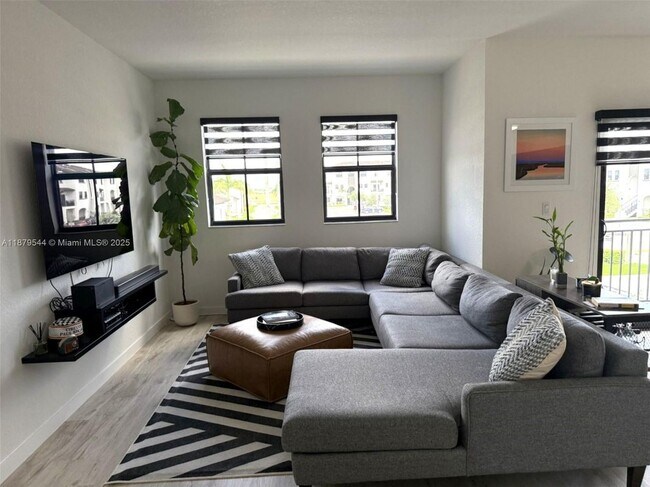 15560 SW 136th St in Miami, FL - Foto de edificio - Building Photo