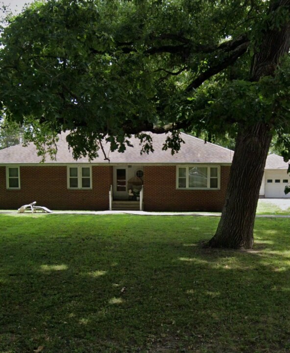 335 N 1475 East Rd in Atwood, IL - Building Photo