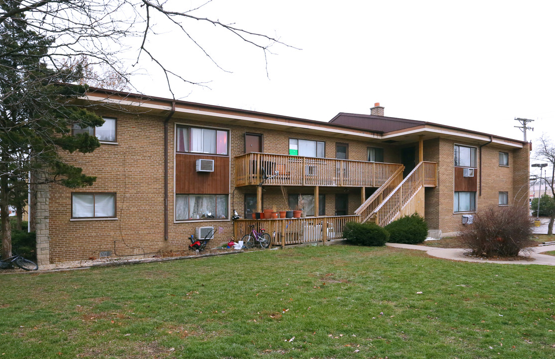 583 Park Plaza Ave in Glen Ellyn, IL - Building Photo