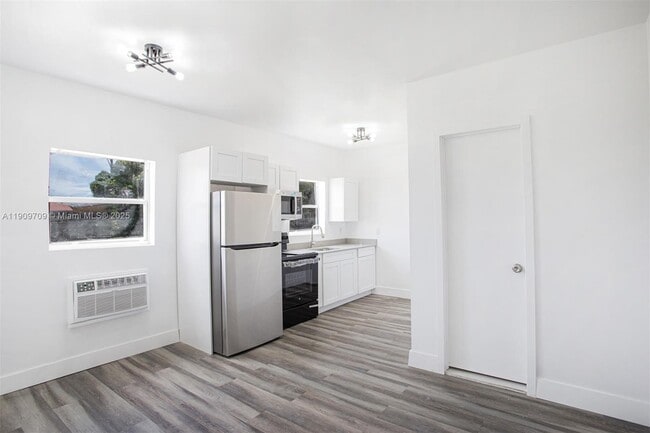 2424 NW 7th Ct in Miami, FL - Building Photo - Building Photo