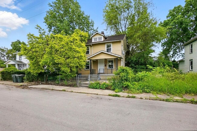property at 1026 W 2nd St