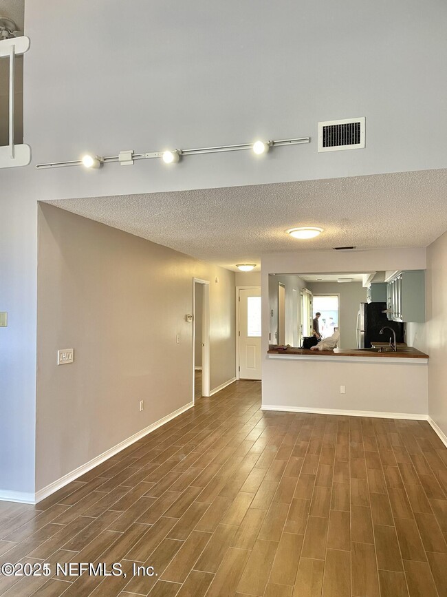 property at 1185 W Romaine Cir