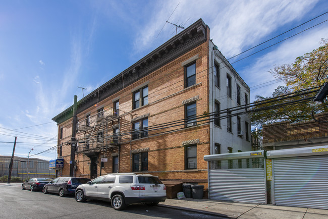 5443 Metropolitan Ave in Ridgewood, NY - Building Photo - Building Photo