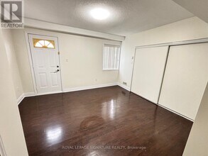 1525 S Parade Ct in Mississauga, ON - Building Photo - Building Photo