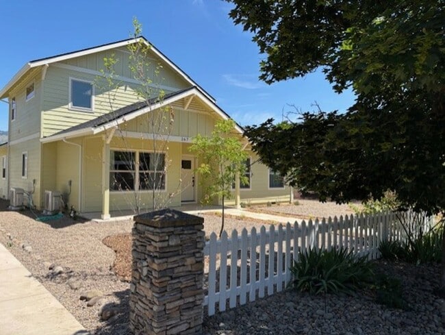 267 Talent Ave in Talent, OR - Building Photo - Building Photo