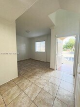 7250 NW 174th Terrace in Hialeah, FL - Foto de edificio - Building Photo