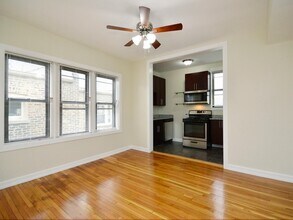 4212 N Pulaski Rd, Unit 3W in Chicago, IL - Building Photo - Building Photo