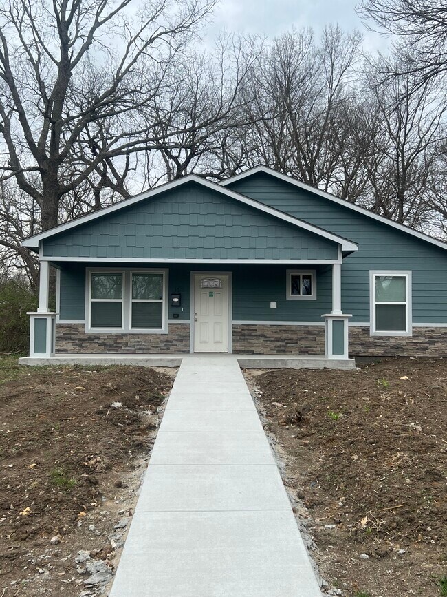 1523 SW Polk St Rentals in Topeka, KS