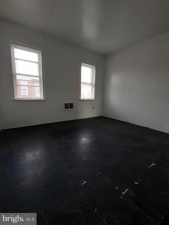 248 E Cambria St in Philadelphia, PA - Building Photo