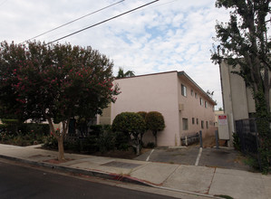 8803 Etiwanda Ave in Northridge, CA - Foto de edificio - Building Photo