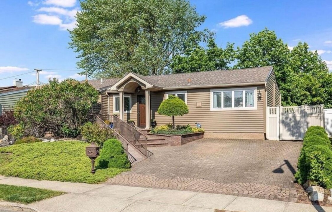 50 Gerhard Rd in Plainview, NY - Building Photo