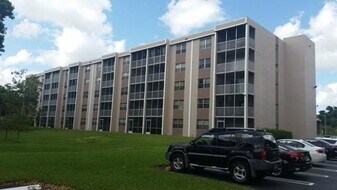 8720 Shadow Wood Blvd, Unit 502 in Coral Springs, FL - Building Photo