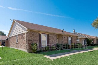 80 E Mountain Creek Dr in Grand Prairie, TX - Building Photo - Building Photo