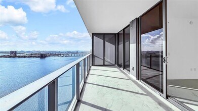 700 NE 24th St, Unit 2704 in Miami, FL - Building Photo - Building Photo