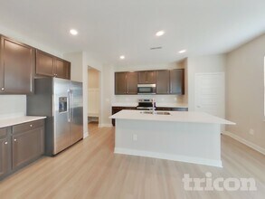 1303 Eton Wy in Avon, IN - Foto de edificio - Building Photo