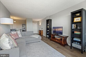 5300 Holmes Run Pky, Unit 1412 in Alexandria, VA - Building Photo - Building Photo