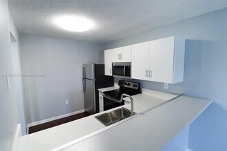 9779 Nob Hill Ct in Sunrise, FL - Building Photo - Building Photo